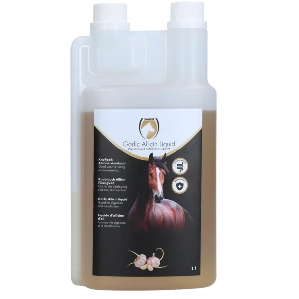 Een fles van 1 liter met vloeibaar knoflookallicine voor paarden. Het etiket heeft een zwart-gouden ontwerp met een afbeelding van een paard en een teentje knoflook. De tekst benadrukt de voordelen voor de spijsvertering en het metabolisme, met bijbehorende pictogrammen.