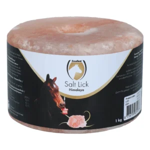 Excellent Horse Liksteen Himalaya 1 kg Excellent Salt Lick Himalaya. De afbeelding toont een beige liksteen, van zout uit de Himalaya. Het etiket is zwart met gouden accenten en een bruin paard.