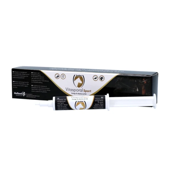 Excellent Vitasporal Sport, een voedingssupplement voor sportpaarden met energie en vitamines A/D3. De afbeelding toont een losse witte doseerspuit met zwart-goud etiket en de verpakking erachter.