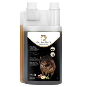 Een doseerfles Itch Stop Feed olie ter ondersteuning van verzachting van de huid. Verzorgt en beschermt bij droge en gevoelige huid. Zwart met goud etiket met bruin paard.