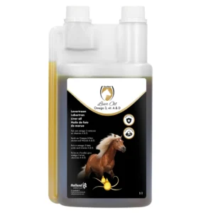 Excellent Liver Oil (Levertraan) 1 l Een doseerfles van 1 liter met levertraanolie voor paarden. Het etiket heeft een zwart-gouden ontwerp met een afbeelding van een galopperend paard en een druppel olie. De tekst benadrukt de rijkdom aan omega-3 vetzuren en vitamines A en D, met pictogrammen die deze voordelen illustreren.