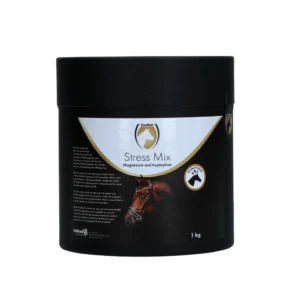 Excellent Stress Mix 1 kg Zwarte pot Excellent Stress Mix 1 kg, een supplement met magnesium en tryptofaan voor paarden, met een afbeelding van een paard en gouden accenten op het etiket.