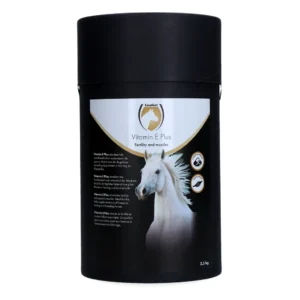 Excellent Vitamine E Plus 2,5 kg Excellent Vitamin E Plus, een supplement voor paarden ter ondersteuning van vruchtbaarheid en spieren. De afbeelding toont een zwarte pot van 2,5 kg met een etiket in zwart, wit en goud, voorzien van een afbeelding van een wit paard.
