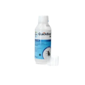 Fles QuickBayt WG insecticide met maatbeker, geschikt voor het bestrijden van vliegen in dierenverblijven.