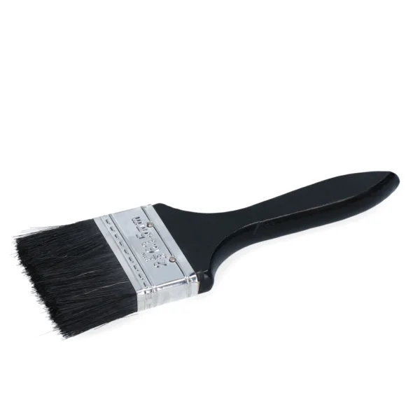 Afbeelding van platte kwast, de steel en kwastharen zijn zwart. De rand is zilverkleurig.