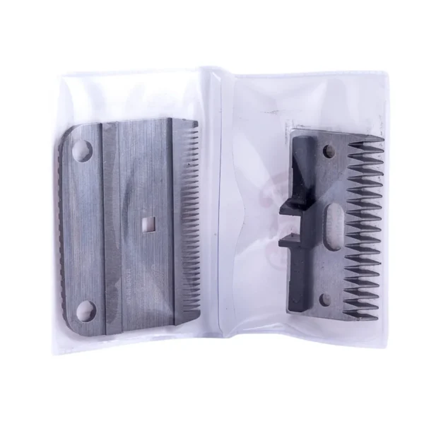 Onderdelen van een tondeuse in een transparant plastic.