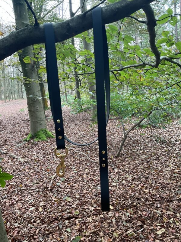 UE Halstertouw BioThane zwart met sprankelende steenklinknagels, geschikt voor dagelijks gebruik en gecombineerd met UE bloemenhalster.