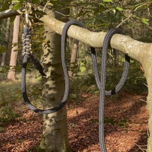 UE Halstertouw Elegant met zwarte basis, gouden accenten en handgemaakte details zoals veren en kralen – perfect te combineren met UE Touwhalster.