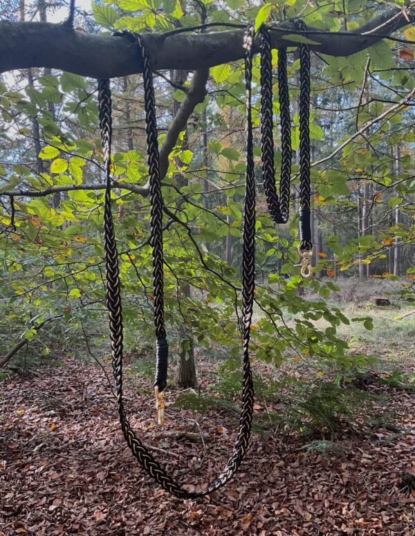 UE teugels van zwart en goud gevlochten touw met gouden kralen, luxe afwerking en comfortabele grip