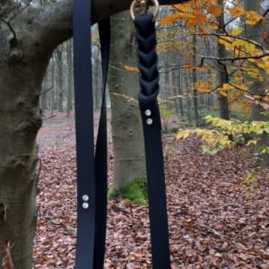 Close-up van Unique Equestrian Halstertouw Luxe van duurzaam BioThane met crystal-steentjes en messing musketonhaak, elegant en stijlvol.