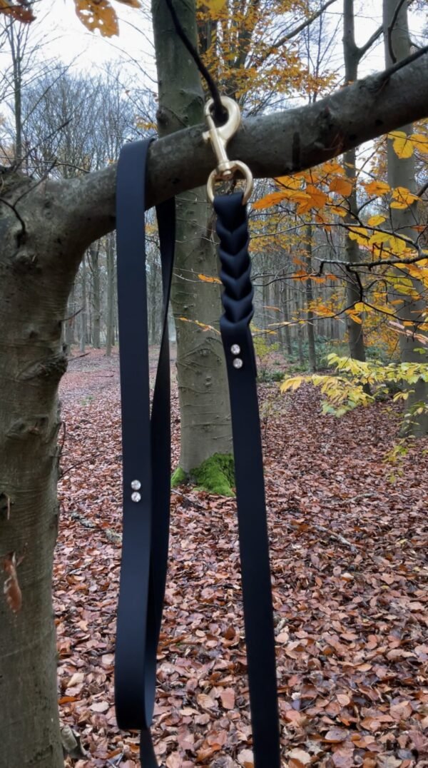 Close-up van Unique Equestrian Halstertouw Luxe van duurzaam BioThane met crystal-steentjes en messing musketonhaak, elegant en stijlvol.