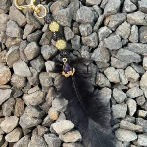 Royal Black Feather hanger met zwarte en gouden kralen en zachte veren, handgemaakt voor paarden