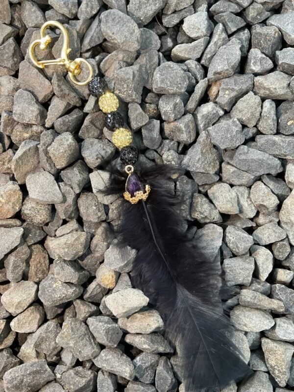 Royal Black Feather hanger met zwarte en gouden kralen en zachte veren, handgemaakt voor paarden