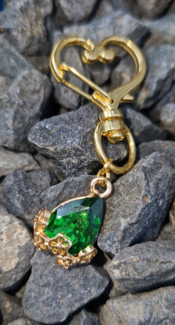 Charm of the Heart hanger met gouden clip op halster