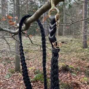 Zwart gevlochten Midnight Mane Halstertouw met elegante gouden kralen, duurzaam en stijlvol voor een perfecte western uitrusting.