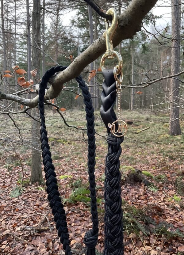 Zwart gevlochten Midnight Mane Halstertouw met elegante gouden kralen, duurzaam en stijlvol voor een perfecte western uitrusting.