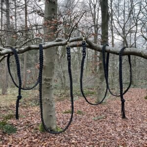 Zwarte Midnight Mane teugels met luxe gouden accenten en elegante kralen, geschikt voor western rijden en stijlvolle paardentuiguitrusting.