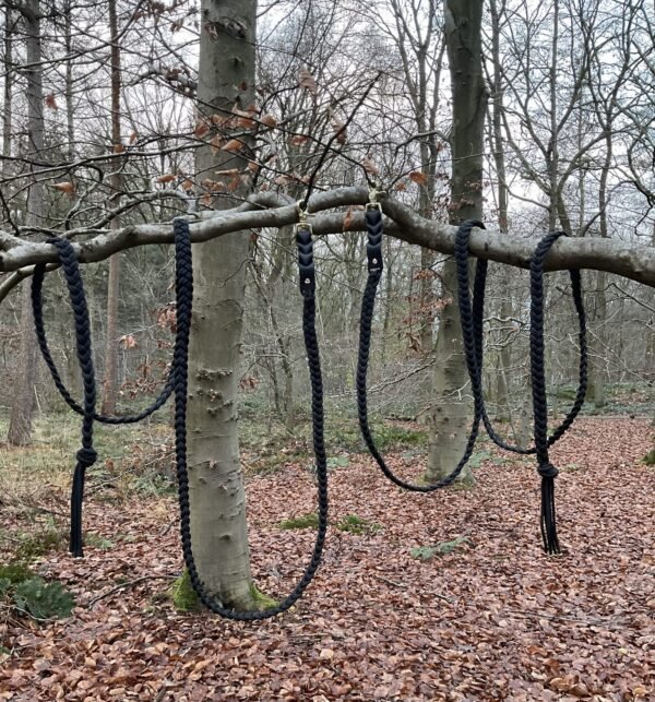 Zwarte Midnight Mane teugels met luxe gouden accenten en elegante kralen, geschikt voor western rijden en stijlvolle paardentuiguitrusting.