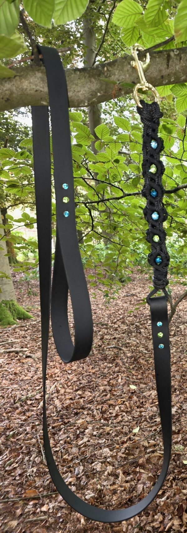 Handgemaakt Ocean halstertouw van zwart touw met gevlochten bloemen en fonkelende blauw-groene details, stijlvol en comfortabel voor paarden.