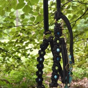 Ocean Breeze Halster – zwart halster met blauw-groene accenten en bloemdetails, handgemaakt in luxe stijl