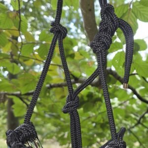 Handgemaakt Ocean Glow Touwhalster van zwart touw met gevlochten neusgedeelte en fonkelende blauw-groene details, stijlvol en comfortabel voor paarden.