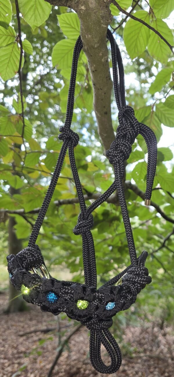 Handgemaakt Ocean Glow Touwhalster van zwart touw met gevlochten neusgedeelte en fonkelende blauw-groene details, stijlvol en comfortabel voor paarden.