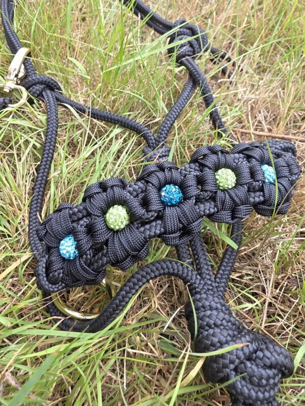 Handgemaakt Ocean Glow Touwhalster van zwart touw met gevlochten neusgedeelte en fonkelende blauw-groene details, stijlvol en comfortabel voor paarden