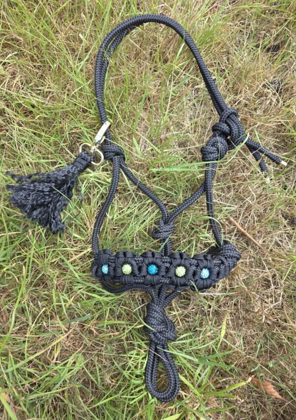 Handgemaakt Ocean Glow Touwhalster van zwart touw met gevlochten neusgedeelte en fonkelende blauw-groene details, stijlvol en comfortabel voor paarden