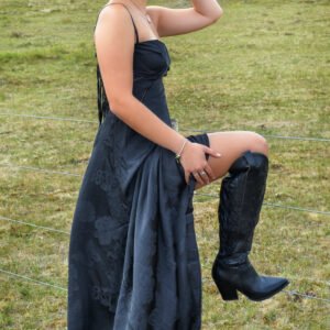 Western fashion look met zwarte lange jurk, cowboyhoed en hoge laarzen – Unique Equestrian collectie