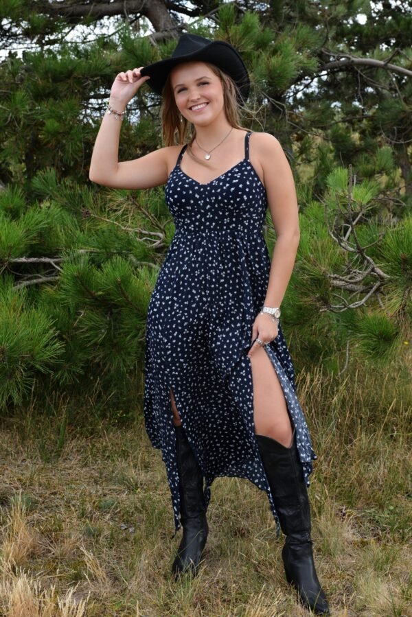 Rodeo Charm Dress Western fashion look met Rodeo Charm Dress, cowboyhoed en hoge laarzen – Unique Equestrian collectie