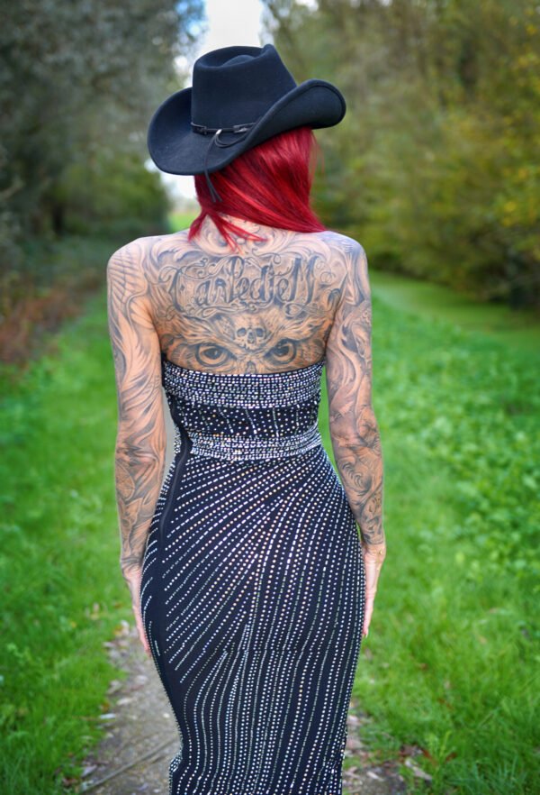 Zwarte Silver Spur Dress met zilveren strassdetails, model draagt maat S.