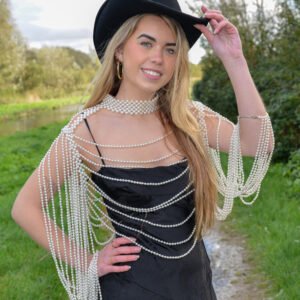 Cowgirls Charm parelaccessoire met de zwarte Midnight Satin Rose Dress en cowboyhoed.